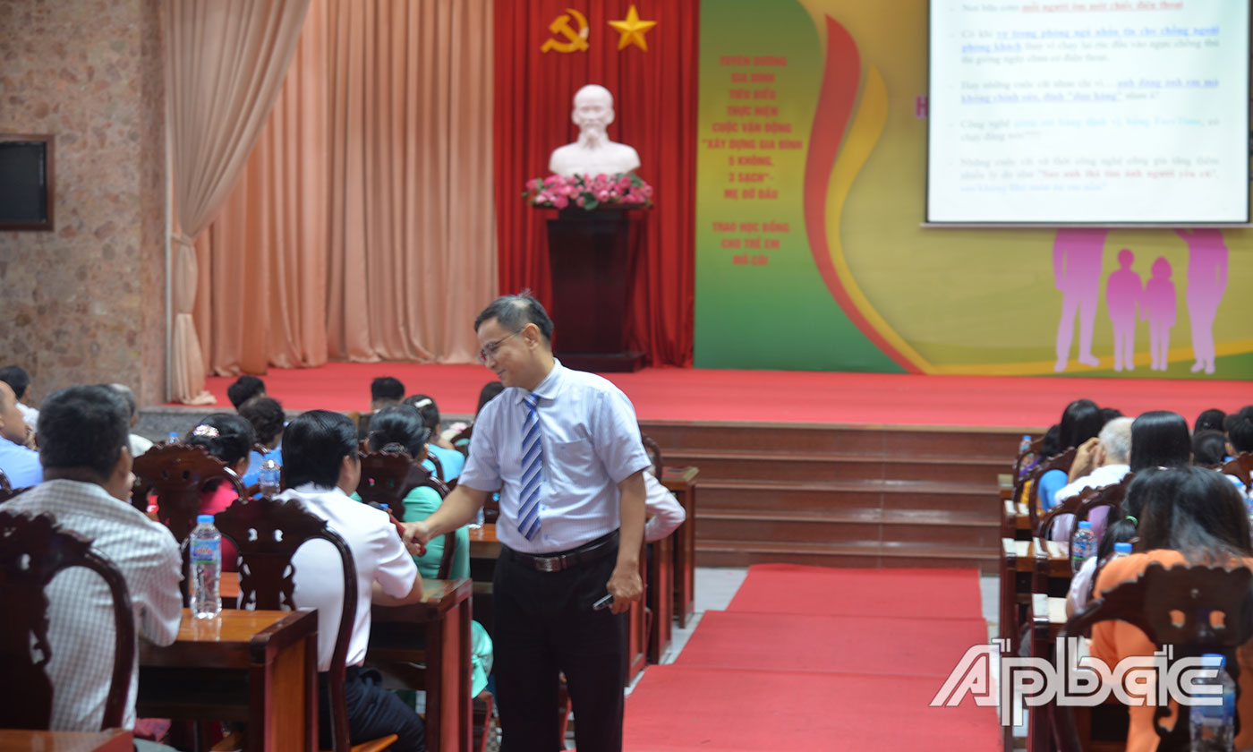 Tiến sĩ Nguyễn Hiệp Trí chia sẻ chuyên đề “Vun đắp giá trị gia đình hiện đại thời 4.0”.