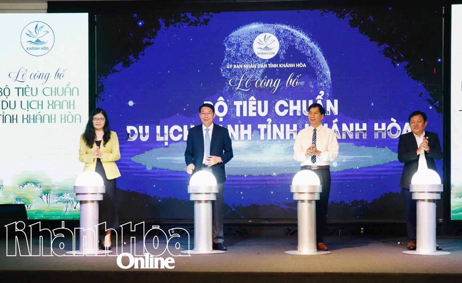 딘반티에우 성 인민위원회 부위원장과 관광업계 지도자들이 카인호아 성의 녹색 관광 기준을 발표하기 위해 버튼을 눌렀습니다.