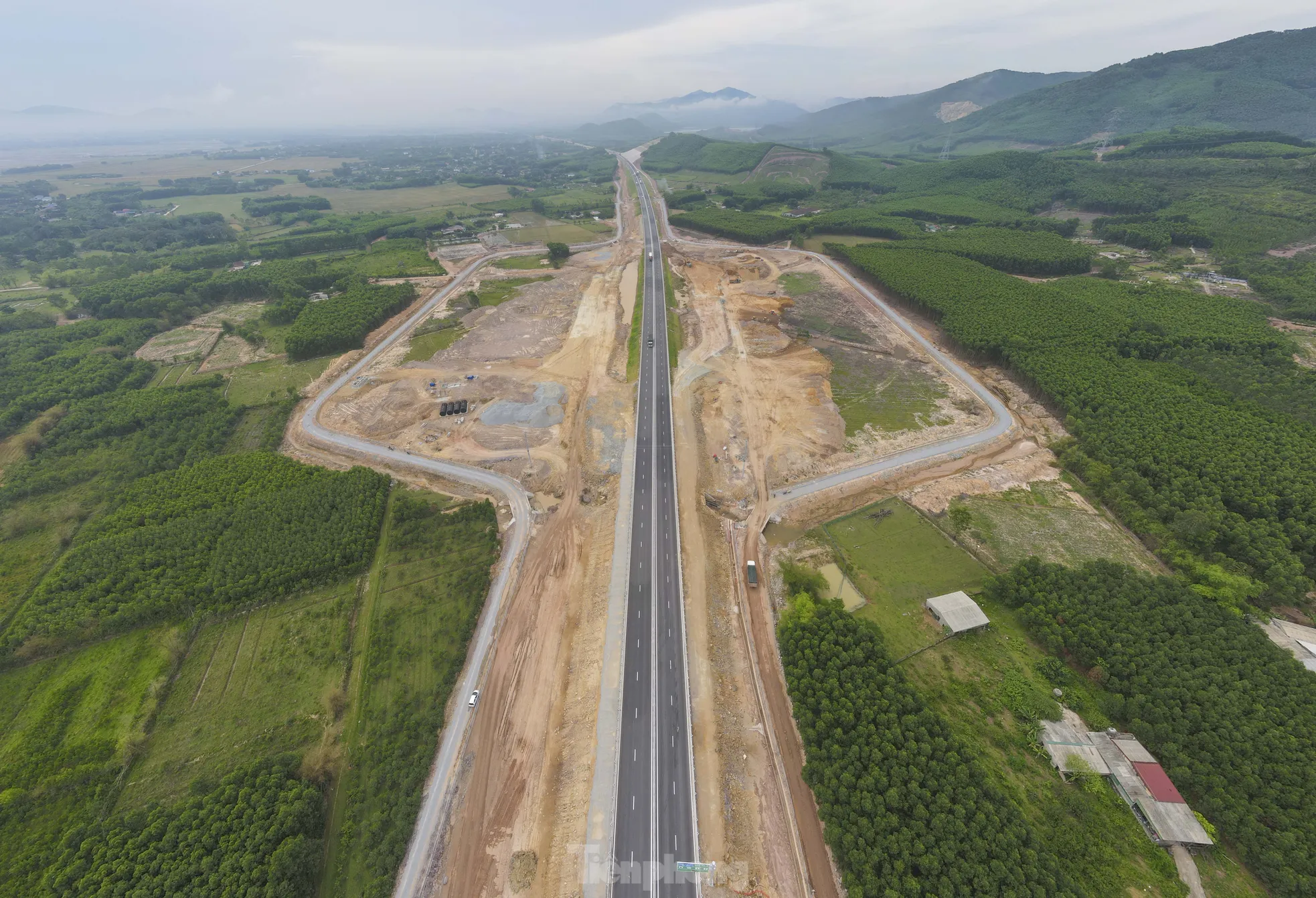 El proyecto de parada de descanso en la autopista que pasa por Ha Tinh avanza lentamente (foto 9)