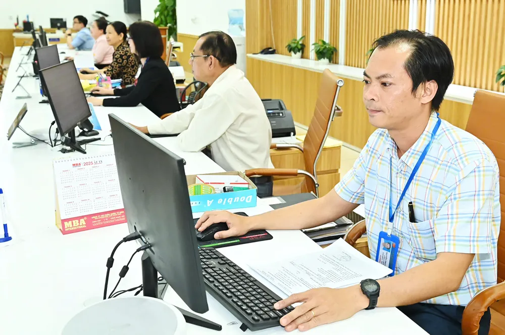 Beamte der Empfangs- und Ergebnisabteilung des 6. Bezirks. Foto: VIET DUNG