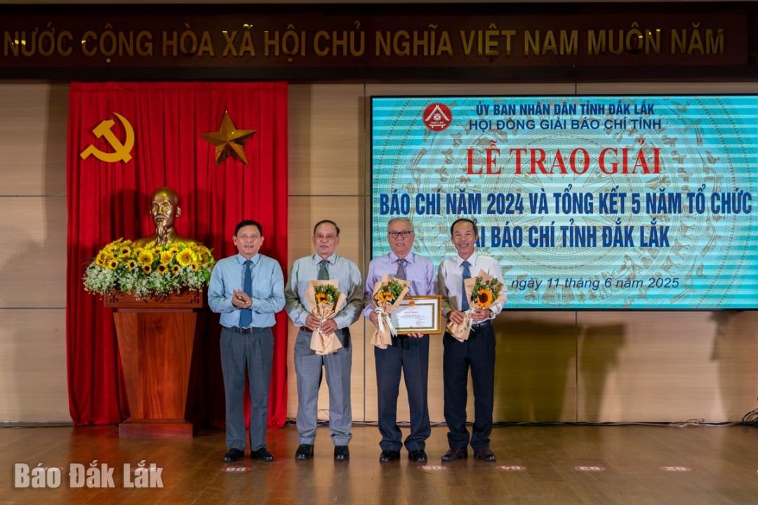 Standing Vice Chairman of the Provincial People's Committee Nguyen Tuan Ha awarded the Certificate of Merit of the Provincial People's Committee to the Provincial Journalists Association.