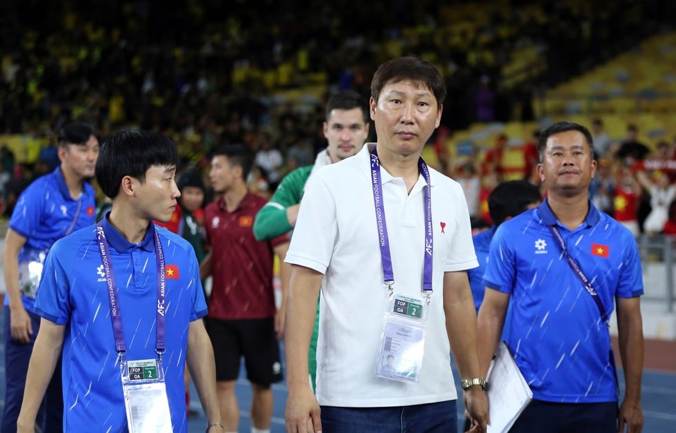 Đến lúc HLV Kim Sang-sik nhào nặn tương lai bóng đá Việt Nam- Ảnh 1.