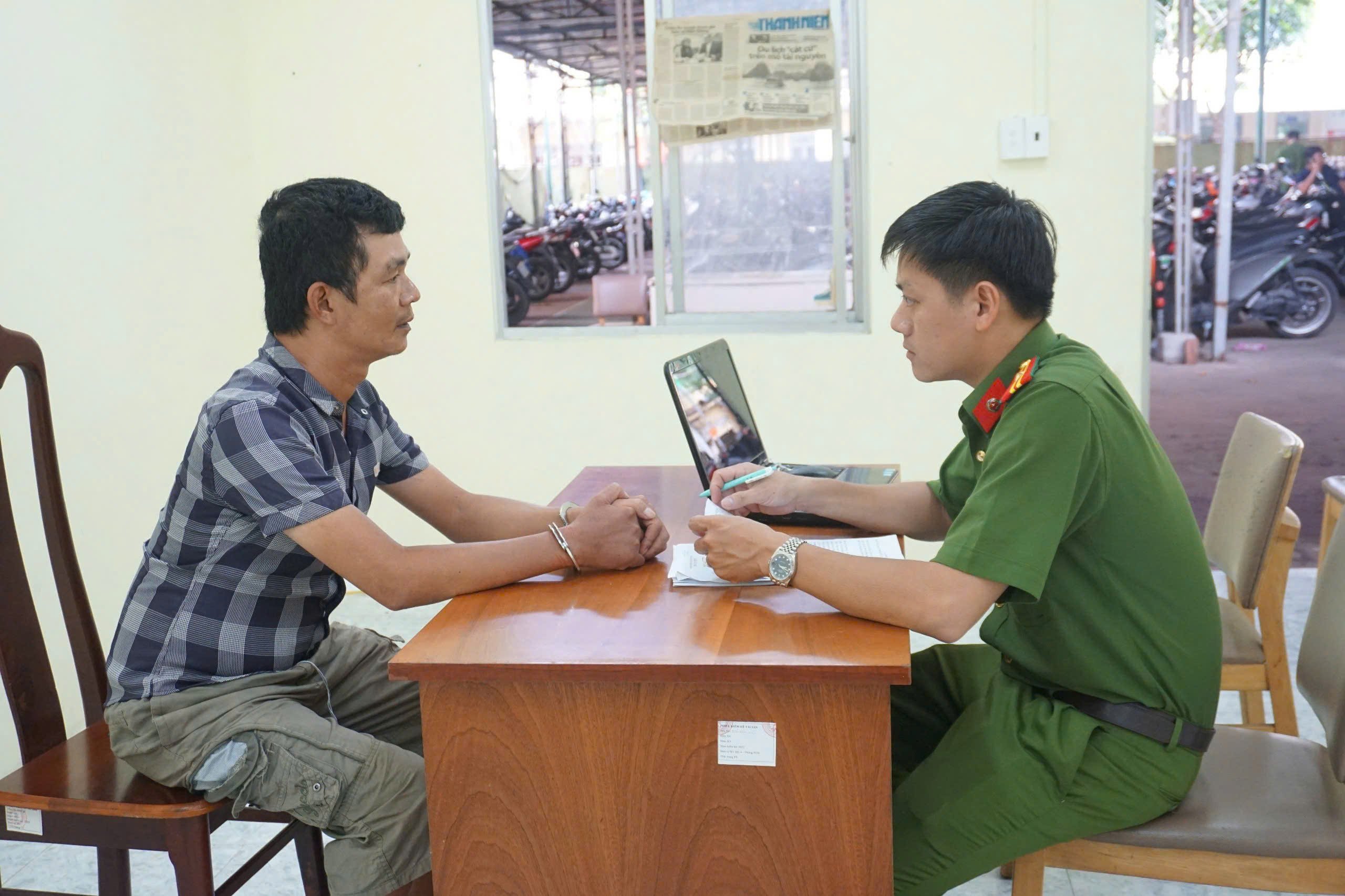 Bắt 2 người đăng tin xuyên tạc về nguyên Giám đốc Công an TP.HCM Lê Hồng Nam- Ảnh 2.