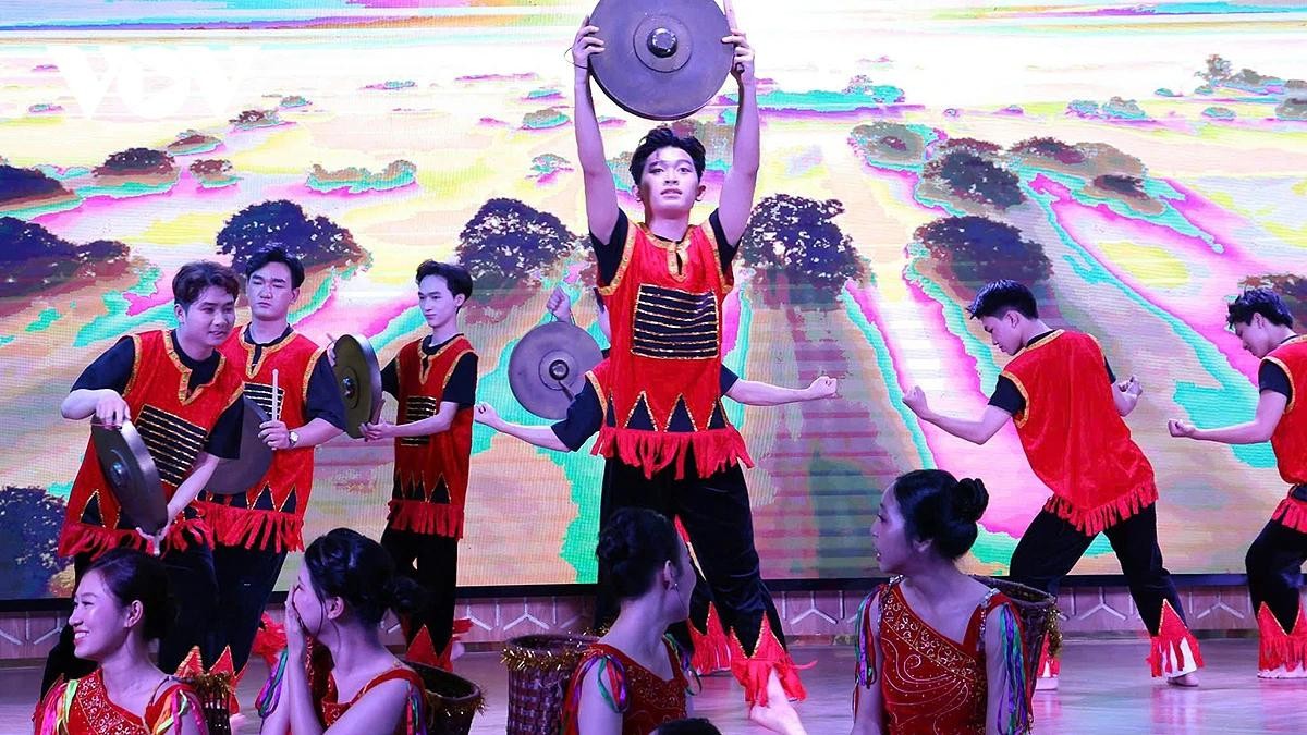 Tiếng cồng chiêng đại ngàn ngân vang trong chương trình.