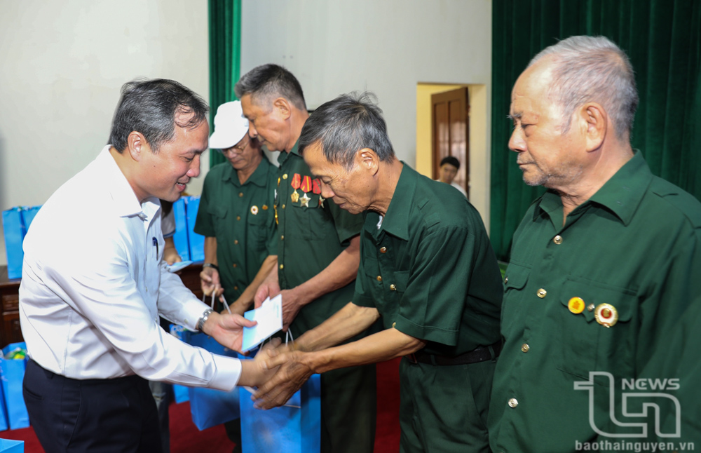 Đồng chí Hoàng Trung Dũng tặng quà các gia đình chính sách.