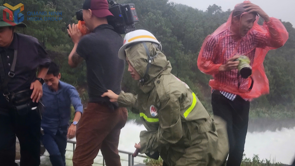 Nhóm phóng viên các cơ quan báo chí trung ương tác nghiệp tại tỉnh Quảng Ninh phản ánh tình hình cơn bão số 3 (bão yagi) vào tháng 9/2024. Ảnh NVCC