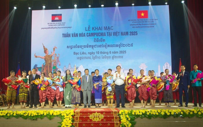 Lãnh đạo Bộ Văn hóa, Thể thao và Du lịch, Bộ Văn hóa và Nghệ thuật Campuchia và tỉnh Bạc Liêu, tặng hoa cho các các nghệ sĩ, diễn viên, nhạc công… của Campuchia.