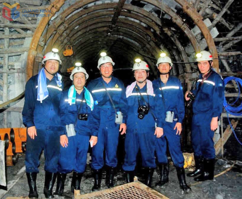 Các nhà báo trung ương thường trú tại Quảng Ninh và nhà báo Quảng Ninh tác nghiệp tại mỏ than của Công ty CP than Hà Lầm.