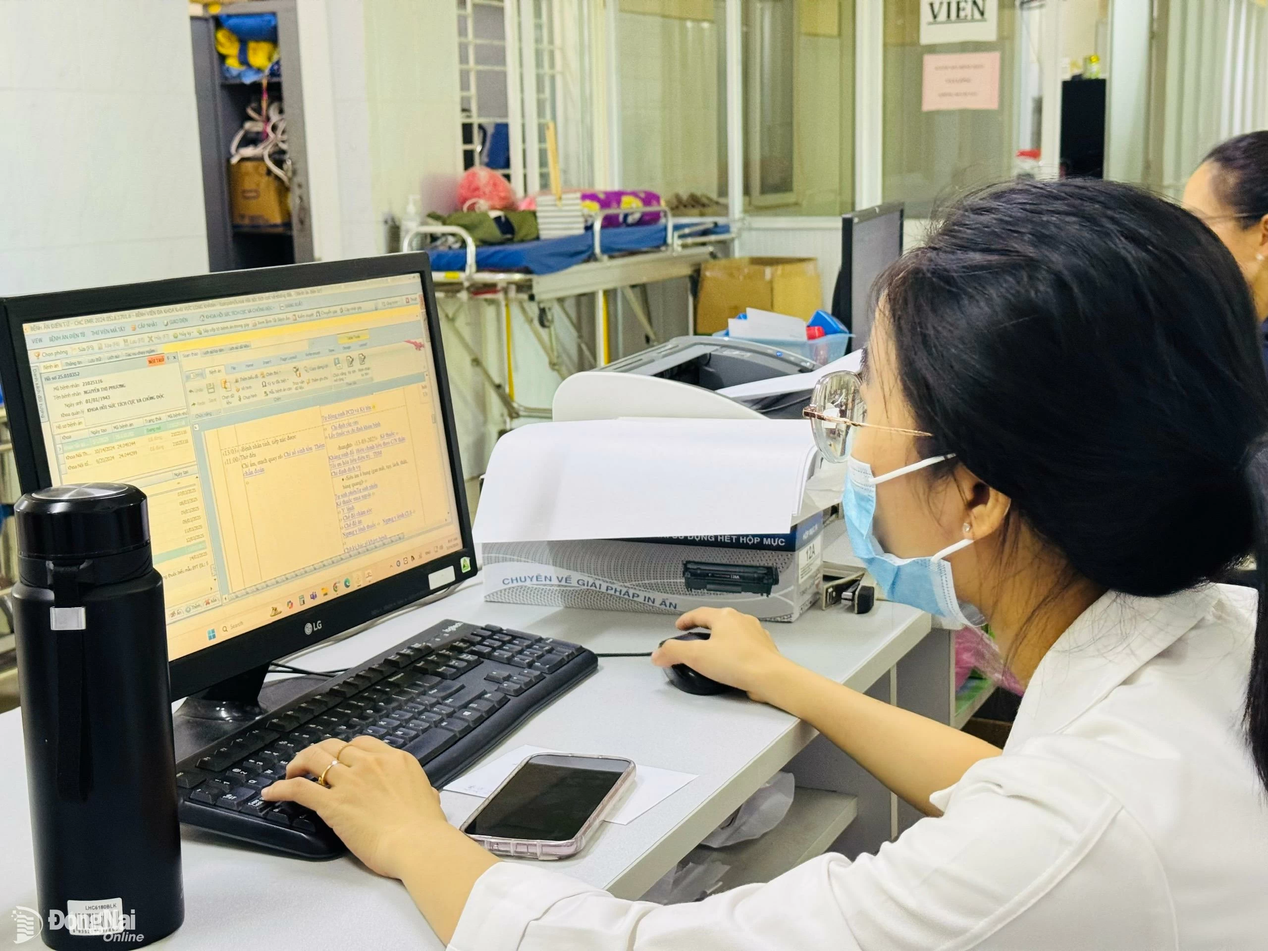 Bác sĩ Bệnh viện Đa khoa khu vực Long Khánh sử dụng bệnh án điện tử phục vụ công tác khám, chữa bệnh. Ảnh: Hạnh Dung
