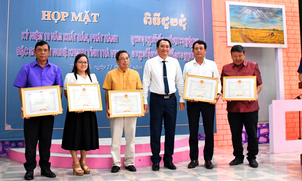 Tặng bằng khen cho 05 cá nhân “Đã có nhiều đóng góp vào sự phát triển của đặc san Văn nghệ Trà Vinh chữ Khmer”