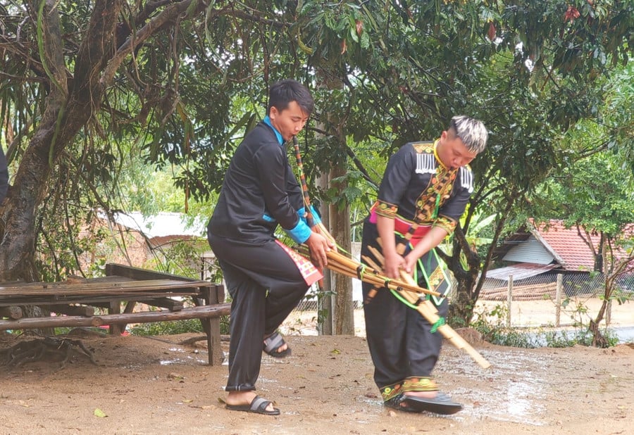 anh-ly-thien-toan-ben-trai-bieu-dien-khen-mong-sau-thoi-gian-duoc-truyen-day-va-ren-luyen-ky-nang-anh-dong-lai.jpg