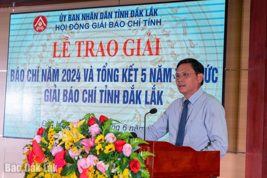 Permanent Vice Chairman of the Provincial People's Committee, Chairman of the Provincial Press Awards Council Nguyen Tuan Ha spoke at the award ceremony.