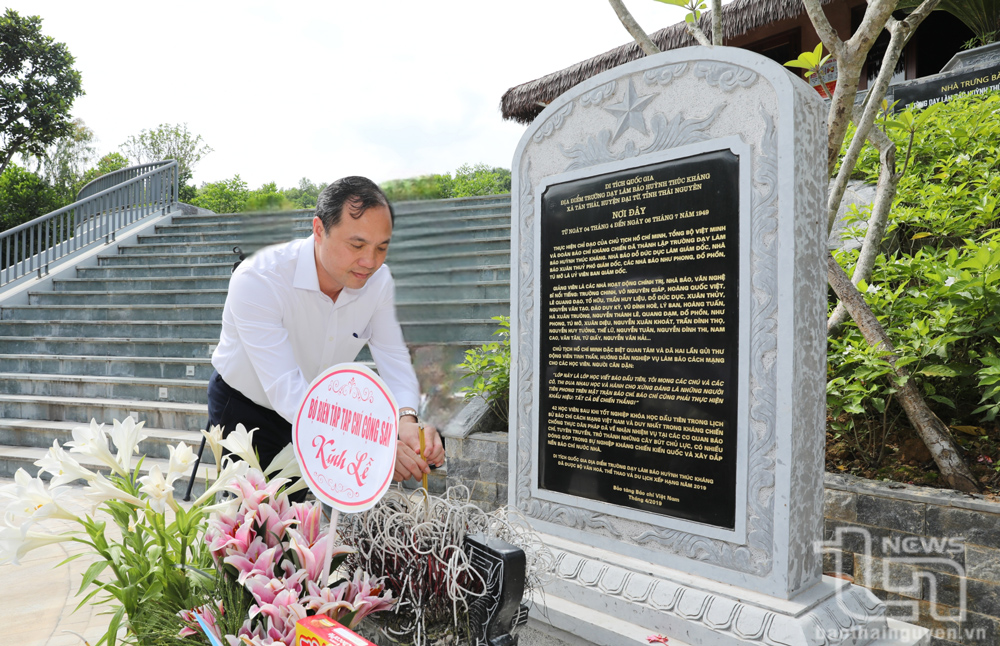 Đồng chí Hoàng Trung Dũng, Ủy viên Trung ương Đảng, Tổng Biên tập Tạp chí Cộng sản, dâng hương tưởng niệm Chủ tịch Hồ Chí Minh và các thế hệ nhà báo cách mạng tiền bối.