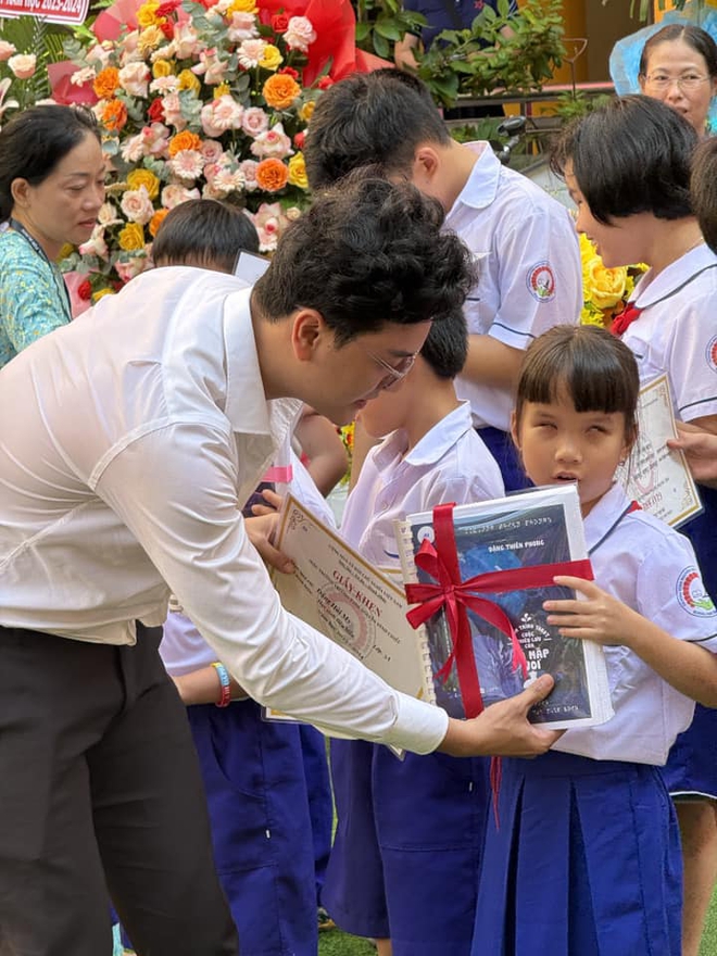 Chạm yêu thương: Dự án Sách chữ nổi thiếu nhi - Ảnh 3.