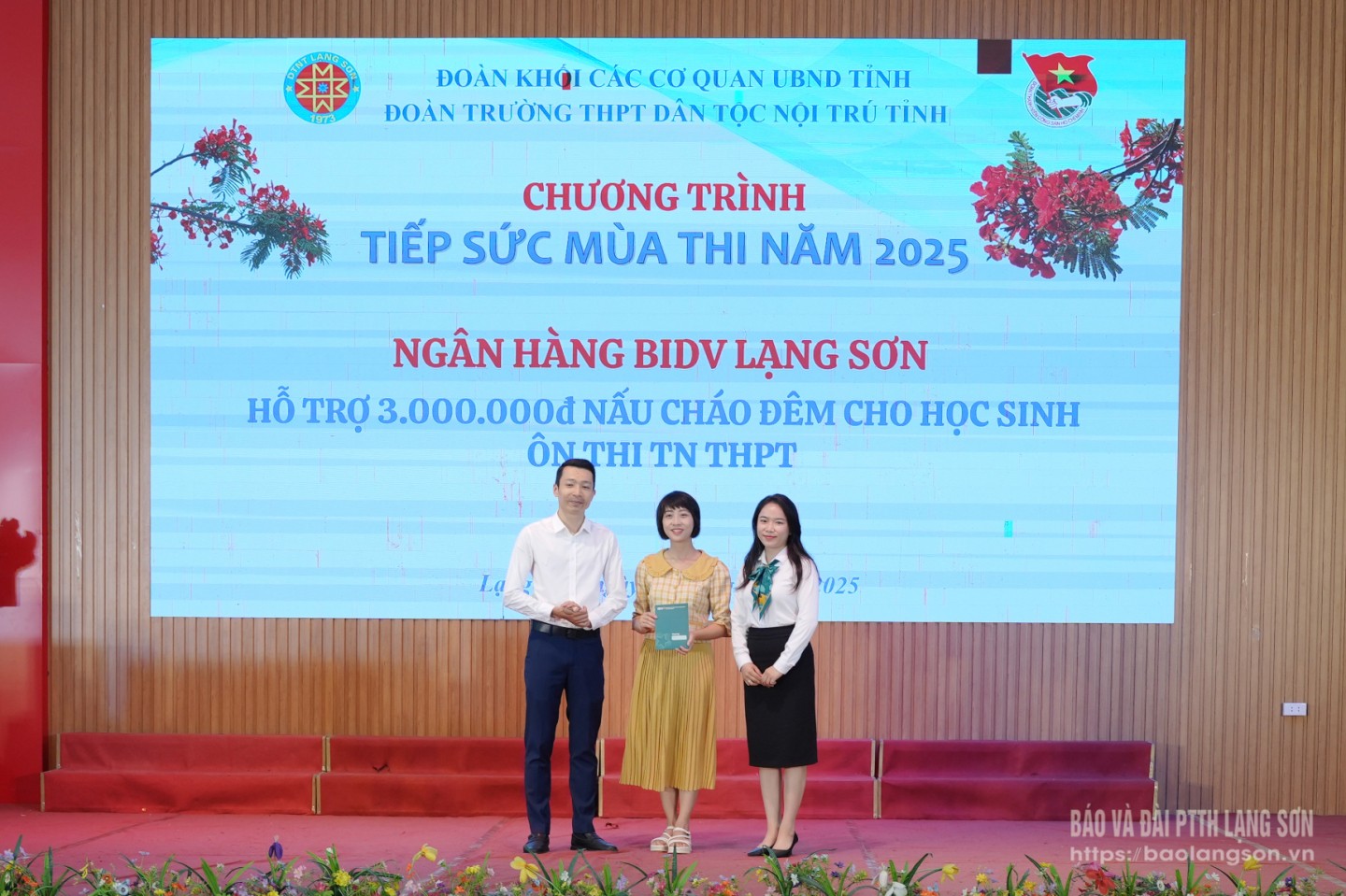 Đại diện Đoàn Thanh niên Ngân hàng BIDV chi nhánh Lạng Sơn trao quà cho đại diện Trường THPT DTNT tỉnh