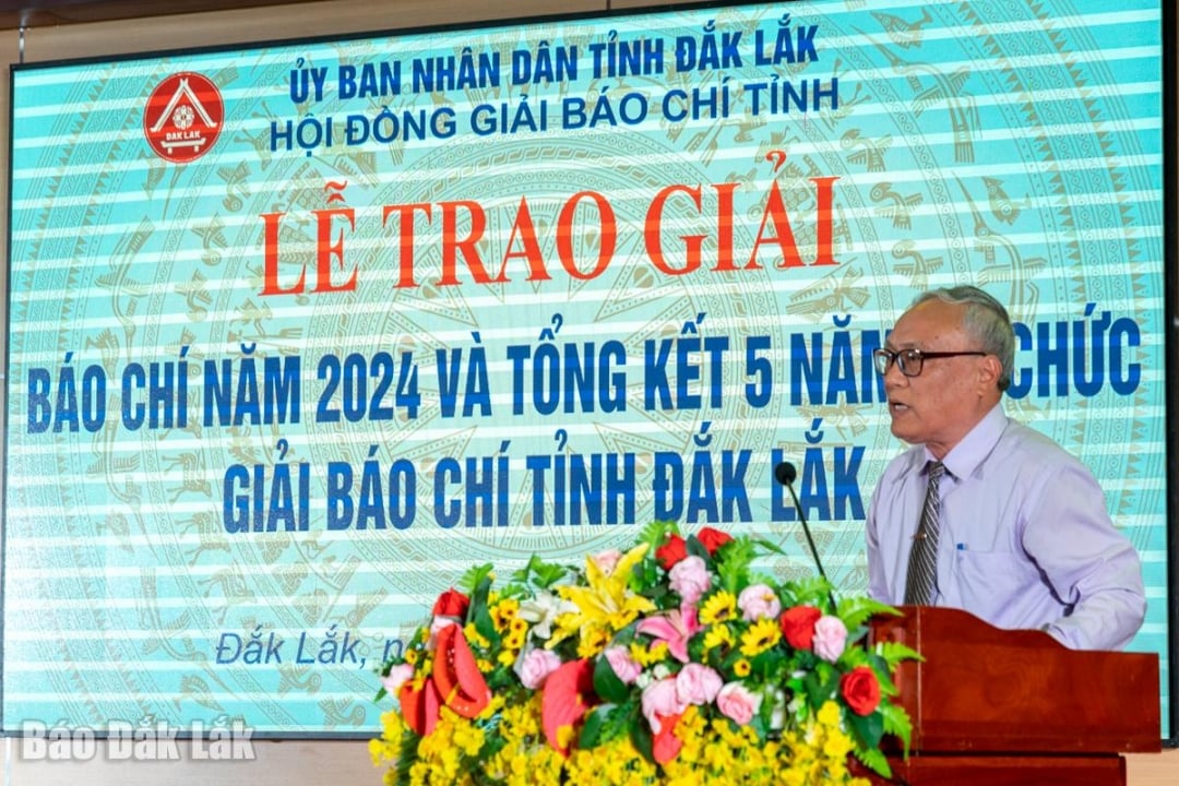 Chairman of the Provincial Journalists Association Nguyen Van Phu reported the results of the 2024 Provincial Press Award