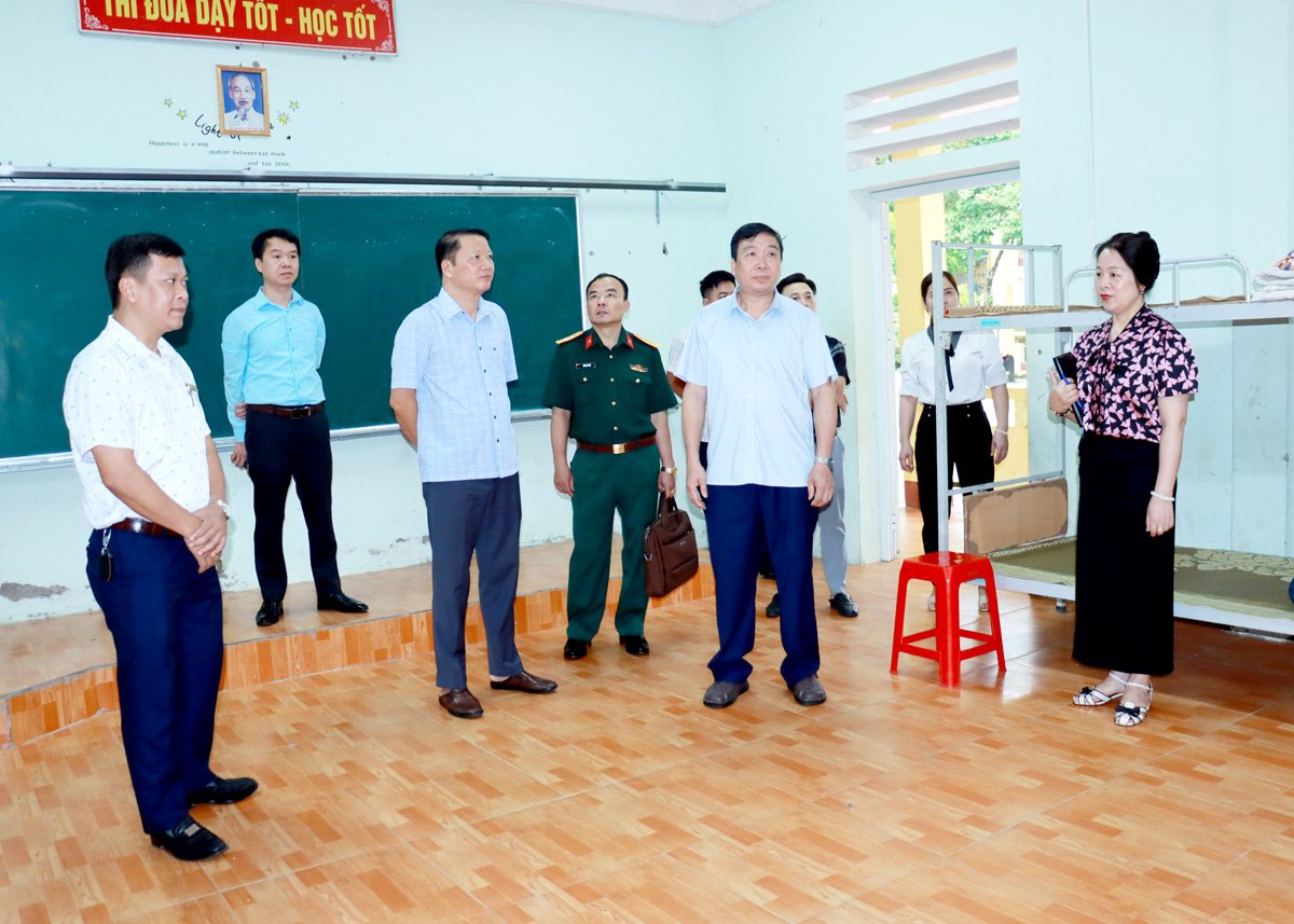 Die Arbeitsgruppe besichtigte die Vorbereitungen für die High School-Abschlussprüfung an der Minh Ngoc Secondary and High School.