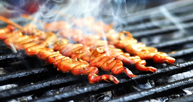 Grilled chicken is a delicious street food with a taste of home.webp