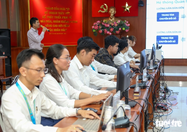 ព្រឹកថ្ងៃទី១២ ខែមិថុនានេះ សង្កាត់ និងសង្កាត់ថ្មីចំនួន ១០២ នៃទីក្រុងហូជីមិញ បានបើកដំណើរការសាកល្បងជាផ្លូវការ