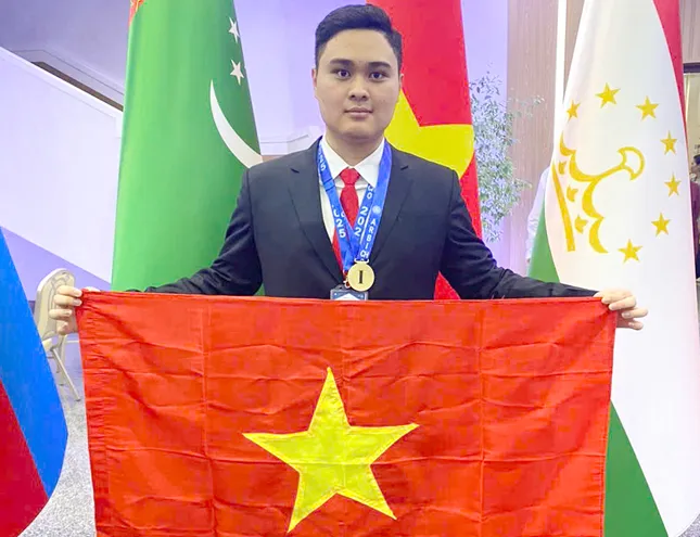 សិស្ស​ប្រុស​តែ​ម្នាក់​គត់​ដែល​ទទួល​បាន​ពិន្ទុ​ល្អ​ឥត​ខ្ចោះ បាន​ឈ្នះ​មេដាយ​មាស​ក្នុង​ព្រឹត្តិការណ៍​អូឡាំពិក​អន្តរជាតិ