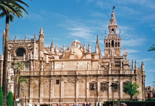 sevilla-oficial-monasterio-arquitectura-gotica-hung-vi.webp