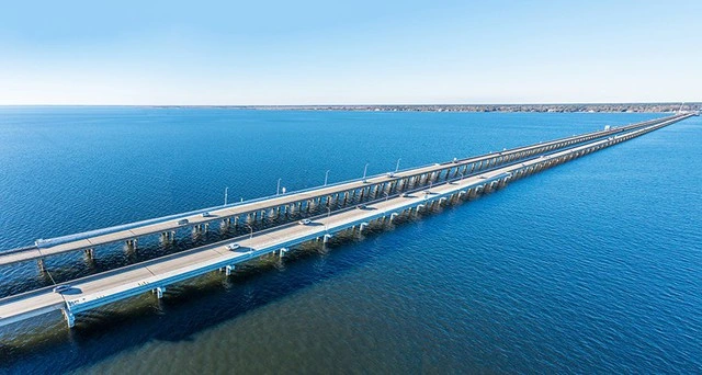 lake-pontchartrain-causeway.webp
