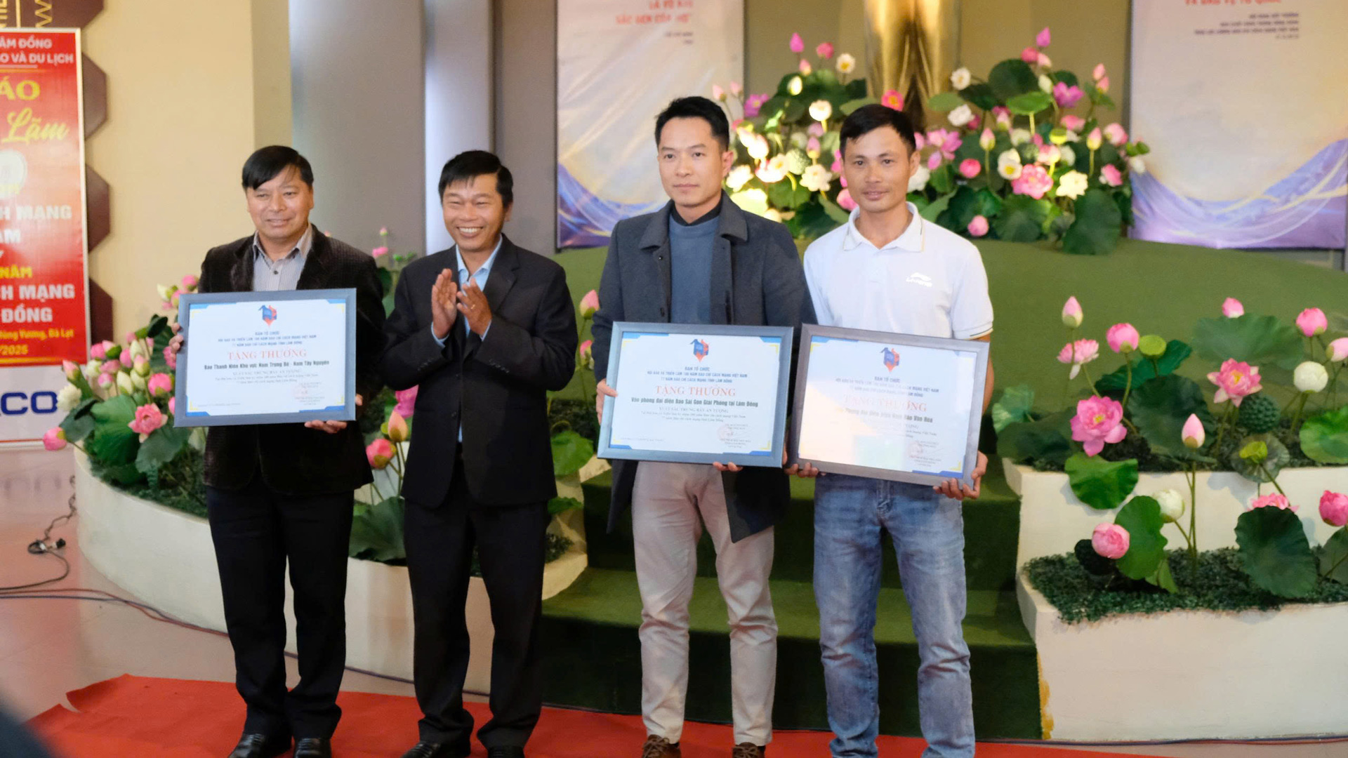 Nhận khen thưởng của Ban tổ chức Hội báo và triển lãm
