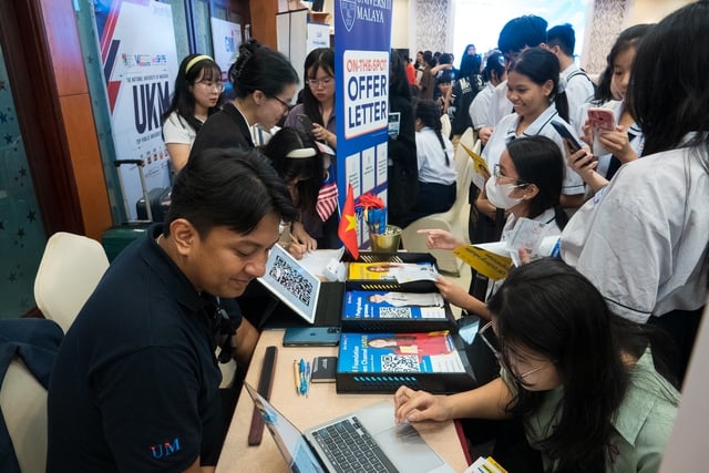 Thêm một nước cho phép du học sinh Việt ở lại làm việc sau tốt nghiệp - Ảnh 1.