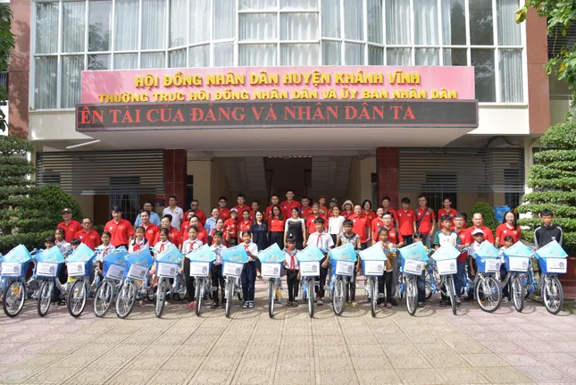 Entrega de bicicletas a estudiantes en zonas montañosas foto 3