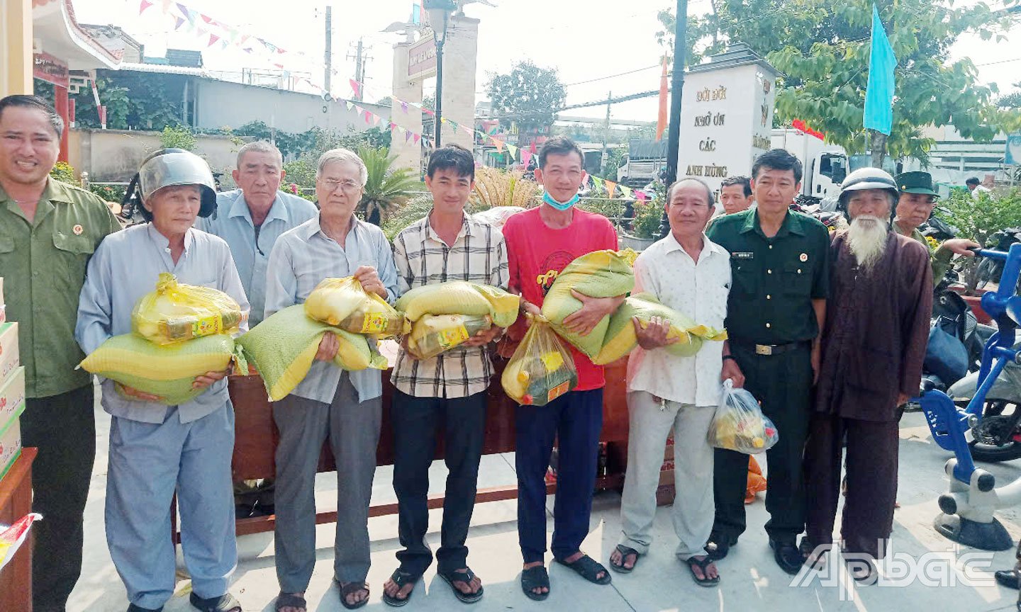 Hội CCB huyện Gò Công Đông tặng quà cho hội viên có hoàn cảnh khó khăn.