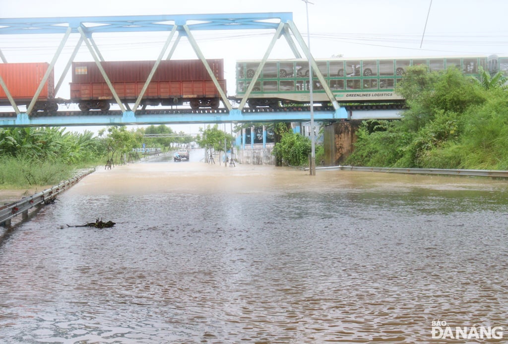 บริเวณลุ่มน้ำของถนน Thang Long ถูกน้ำท่วมสูงเกือบ 0.7 เมตรในช่วงเช้าของวันที่ 13 มิถุนายน ภาพโดย: HOANG HIEP