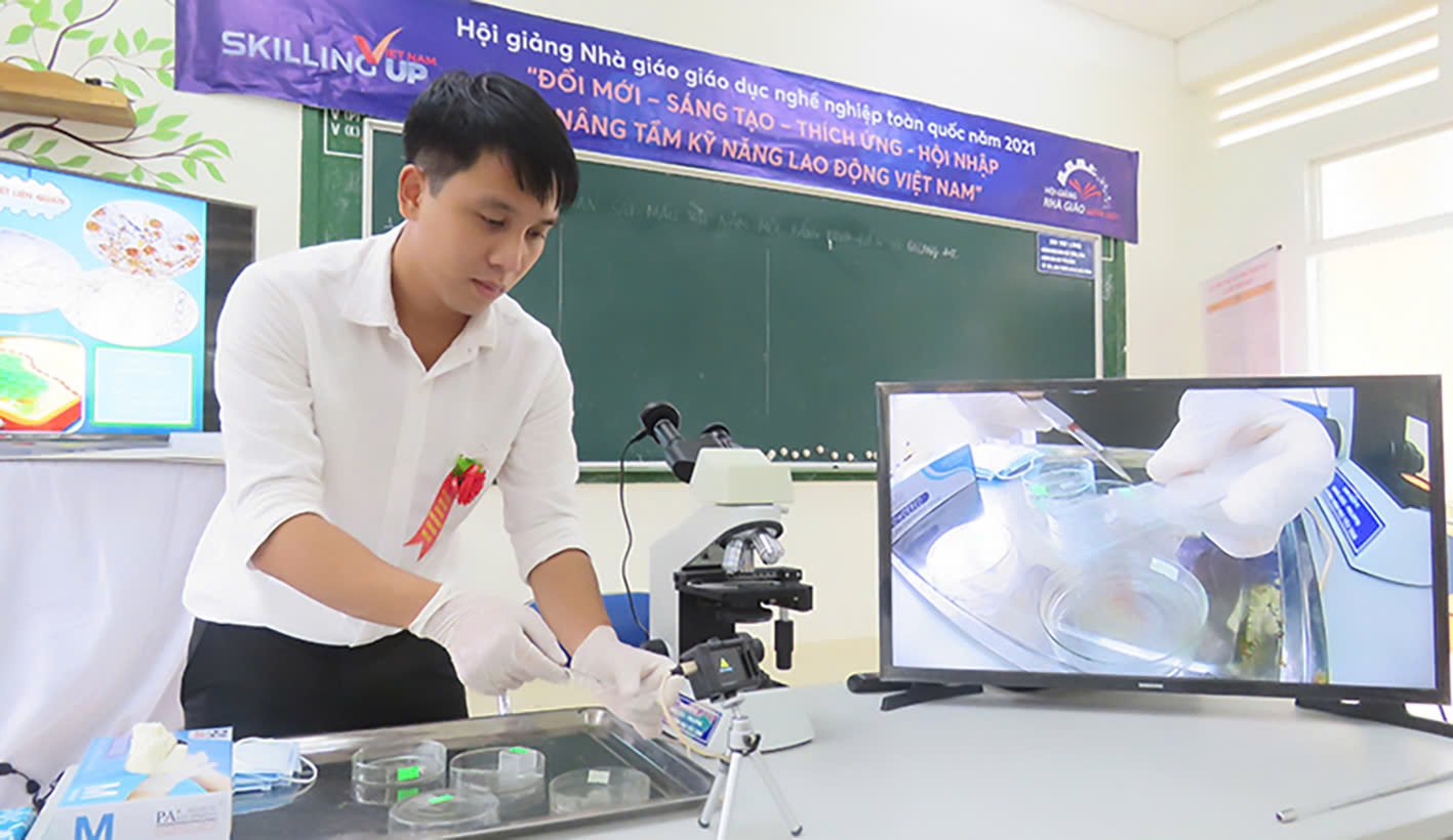 លោក Tran Khac Tri Nhan បានចូលរួមក្នុងសន្និសីទគ្រូបង្រៀនវិជ្ជាជីវៈជាតិឆ្នាំ 2021 ហើយបានឈ្នះរង្វាន់លើកទឹកចិត្ត។ រូបថត៖ អ្នករួមចំណែក