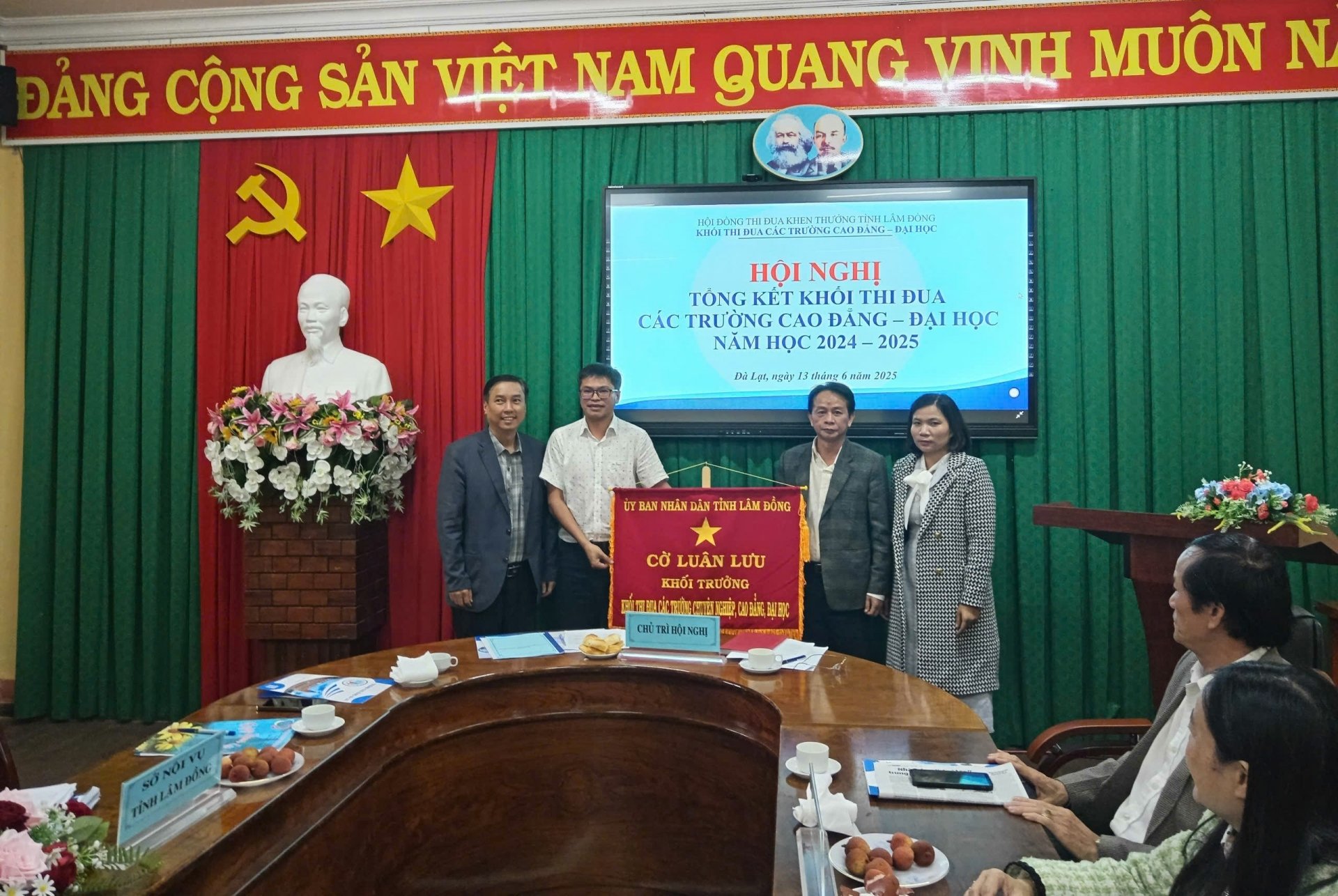 Trường Cao đẳng Đà Lạt trao cờ luân lưu cho Trường Đại học Đà Lạt, Trưởng khối thi đua năm học 2025 - 2026.