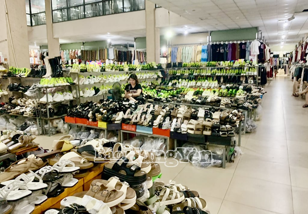Khung cảnh đìu hiu, vắng khách ở chợ Phủ (Khoái Châu)
