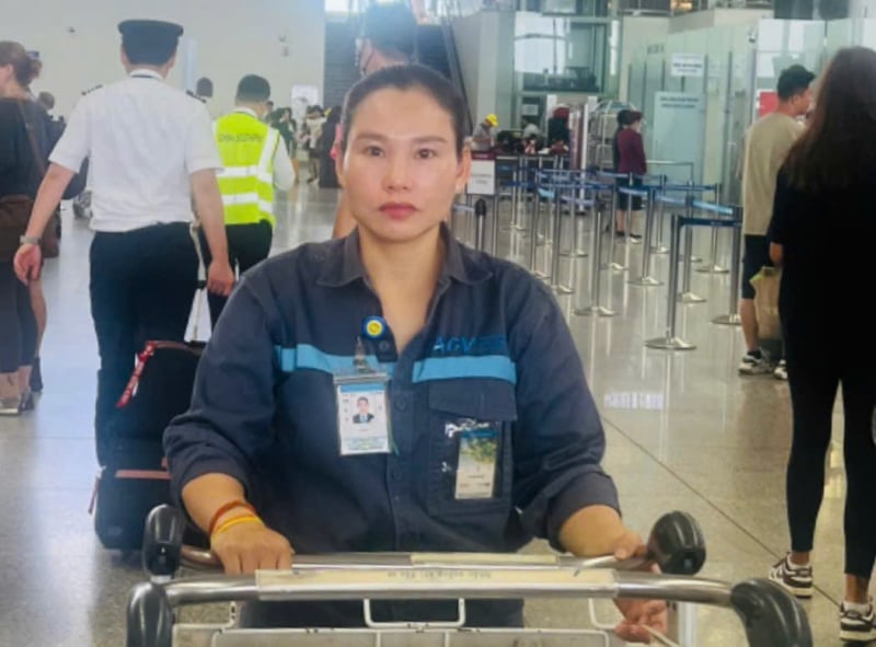 Turista coreano recibe con alegría los 5 millones de wones que le dejaron en el Aeropuerto Internacional de Noi Bai -0
