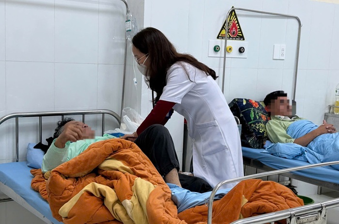 숲에서 좋아하는 음식을 먹고 병원에 입원한 사람이 많다 -0