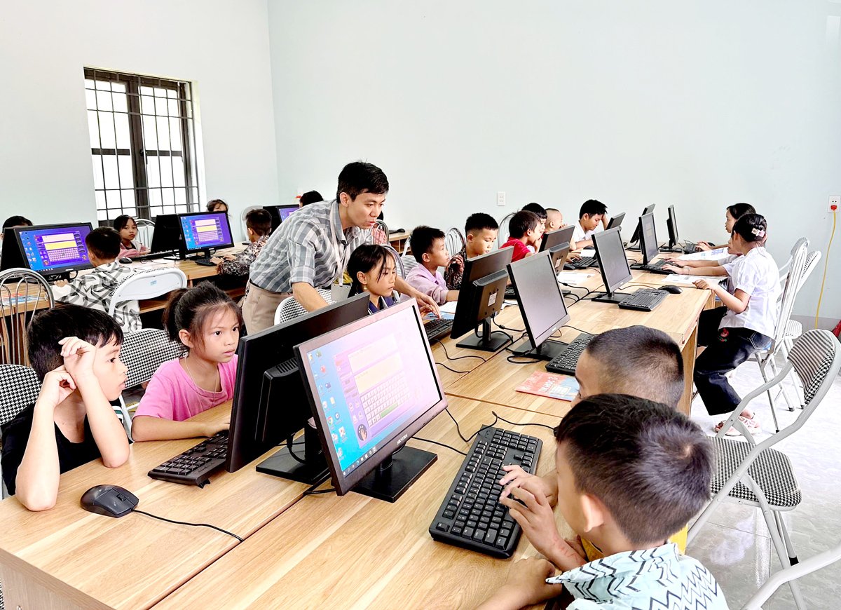 Giờ tin học của học sinh Trường Phổ thông Dân tộc bán trú Tiểu học Thanh Thủy (Vị Xuyên). 