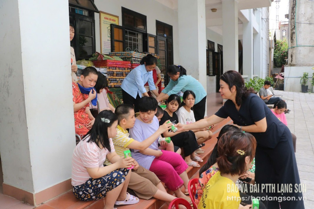 Leaders of the Vietnam Fatherland Front Committee of the province give milk to children at Vinh Son Charity Shelter, That Khe town, Trang Dinh district.