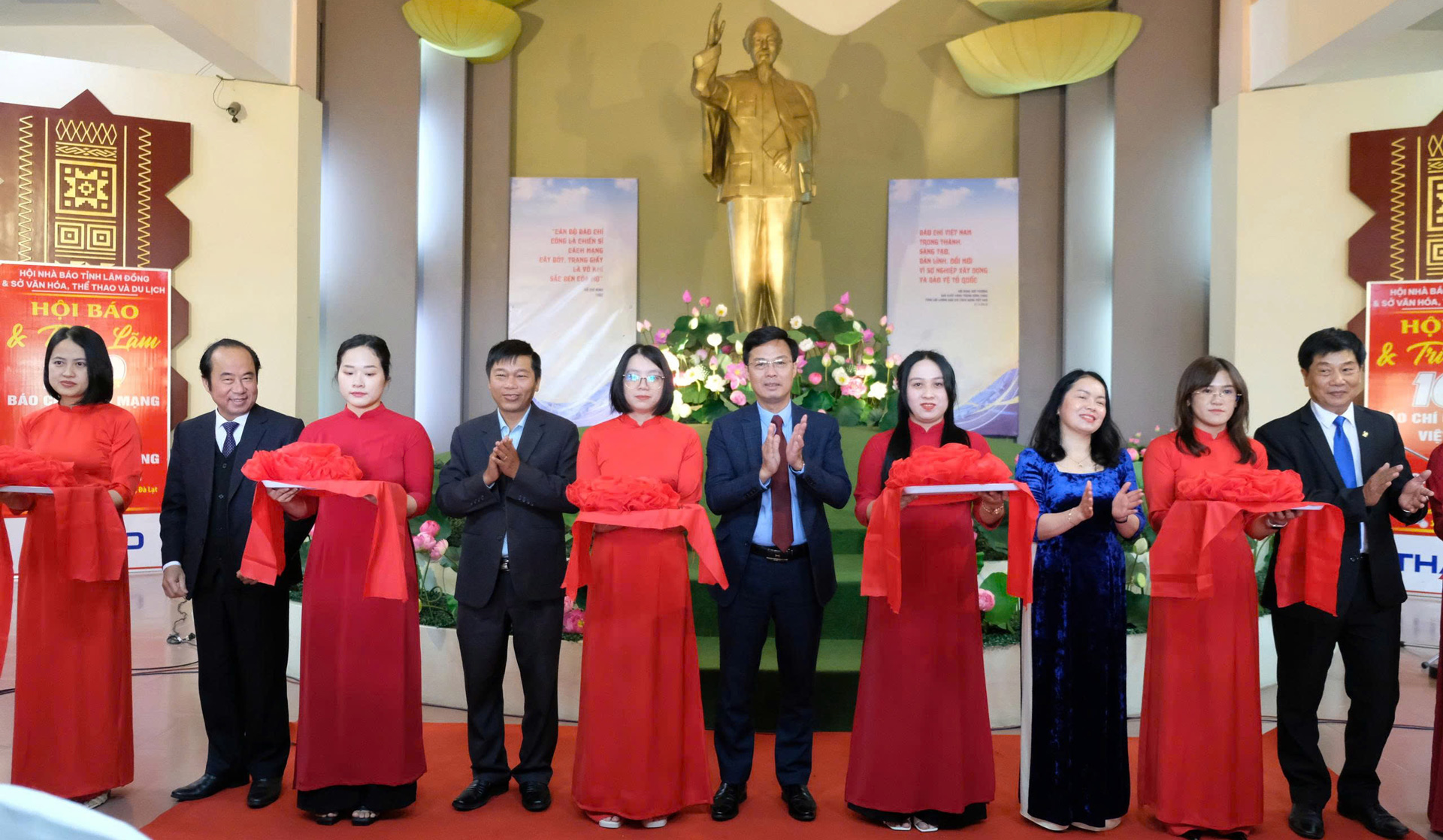 Khai mạc hội báo
