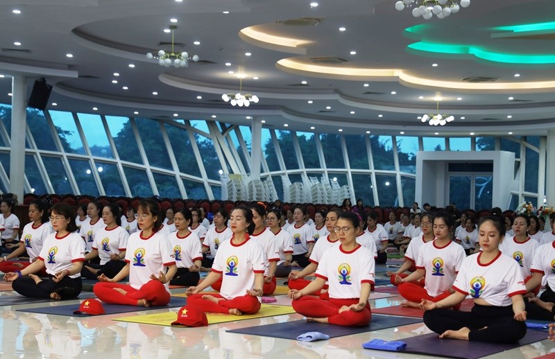 ディエンビエン2025国際ヨガデーには約300人が参加しました - 写真1