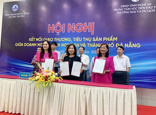 Ký kết hợp tác giữa lãnh đạo chuỗi siêu thị Danavimart, Đà Nẵng (giữa) với các đối tác Nghệ An.