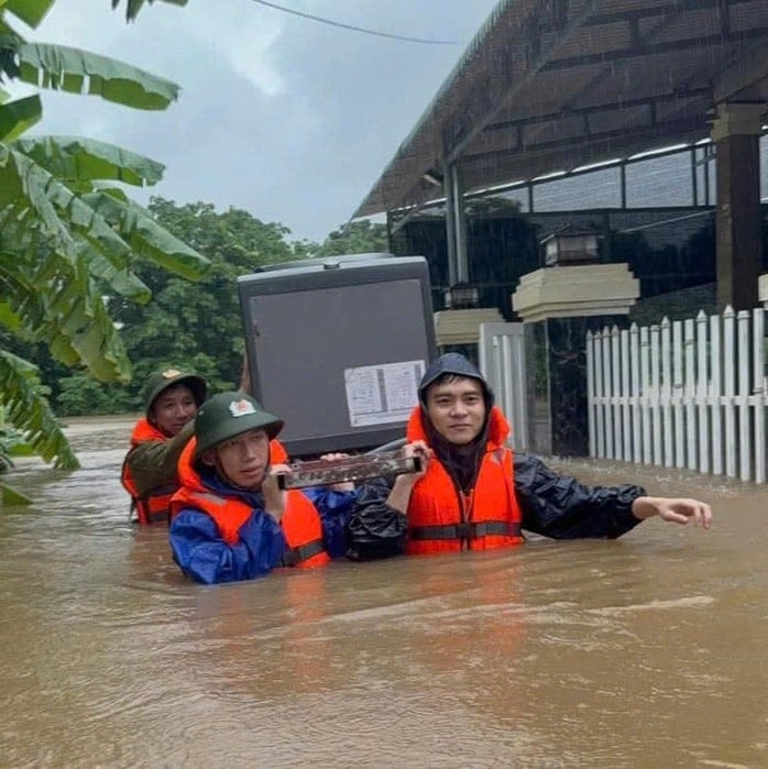Quang Tri: Thousands of houses flooded, traffic paralyzed in many places - Photo 1.