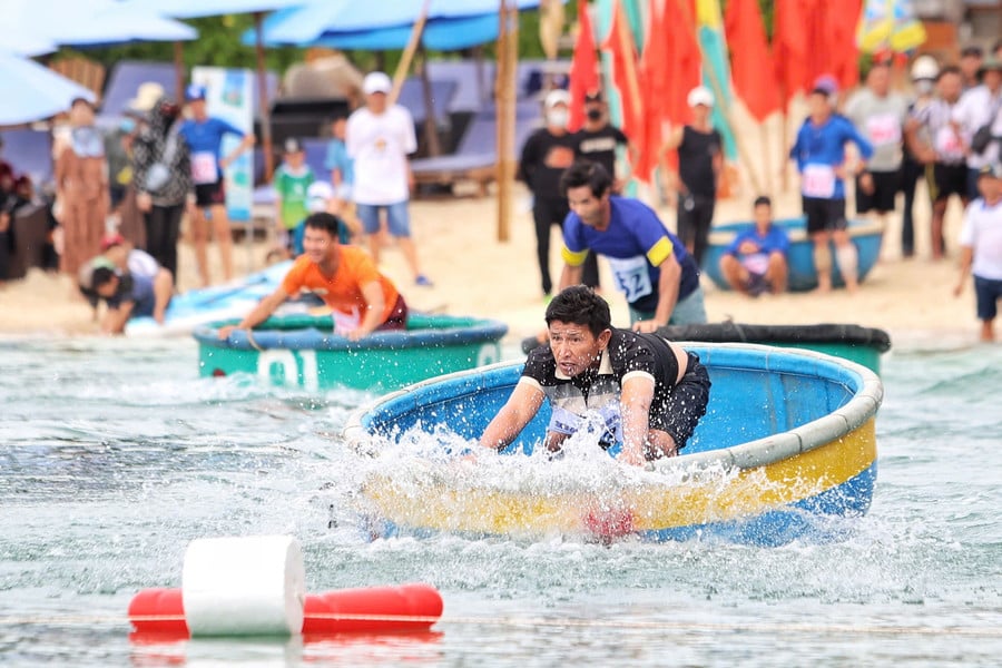 Màn thi cự ly 50 m đơn nam mở màn giải. ẢNH: BÁ DUY