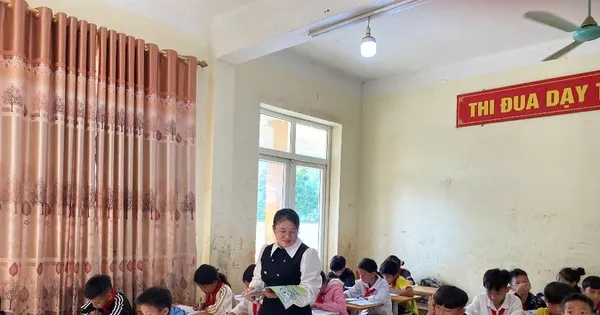គ្រូបង្រៀន Muong Lat បានទទួលពាក្យសុំដំឡើងតំណែងរបស់ពួកគេ បន្ទាប់ពីរង់ចាំអស់ជាច្រើនឆ្នាំ។