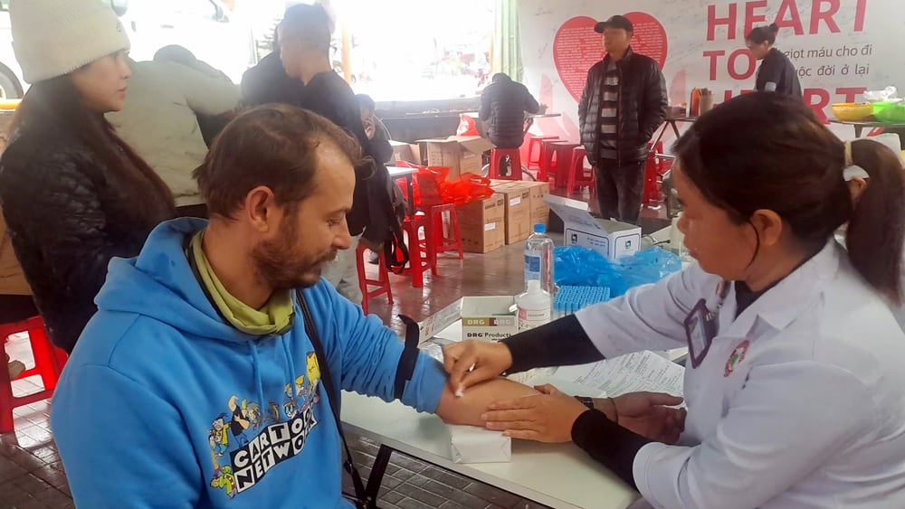 Extranjeros participan en la donación voluntaria de sangre