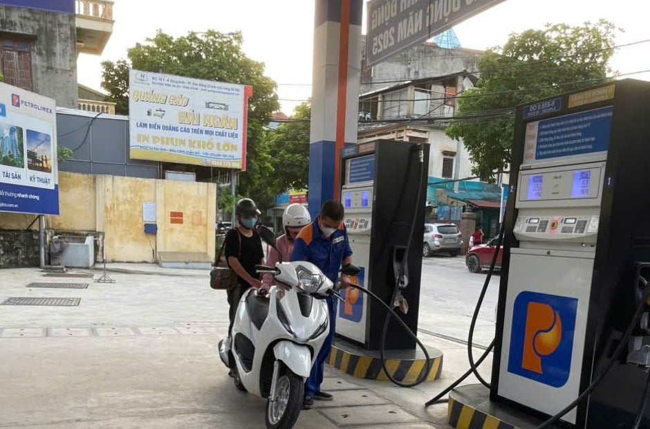 Giá xăng dầu được liên Bộ điều chỉnh tăng giá đồng loạt từ chiều 12/6.
