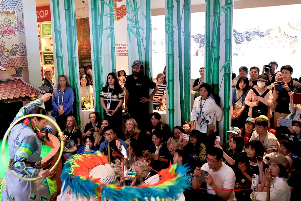 Danza del aro de los nativos americanos combinada con instrumentos musicales tradicionales vietnamitas en la EXPO 2025 - foto 3
