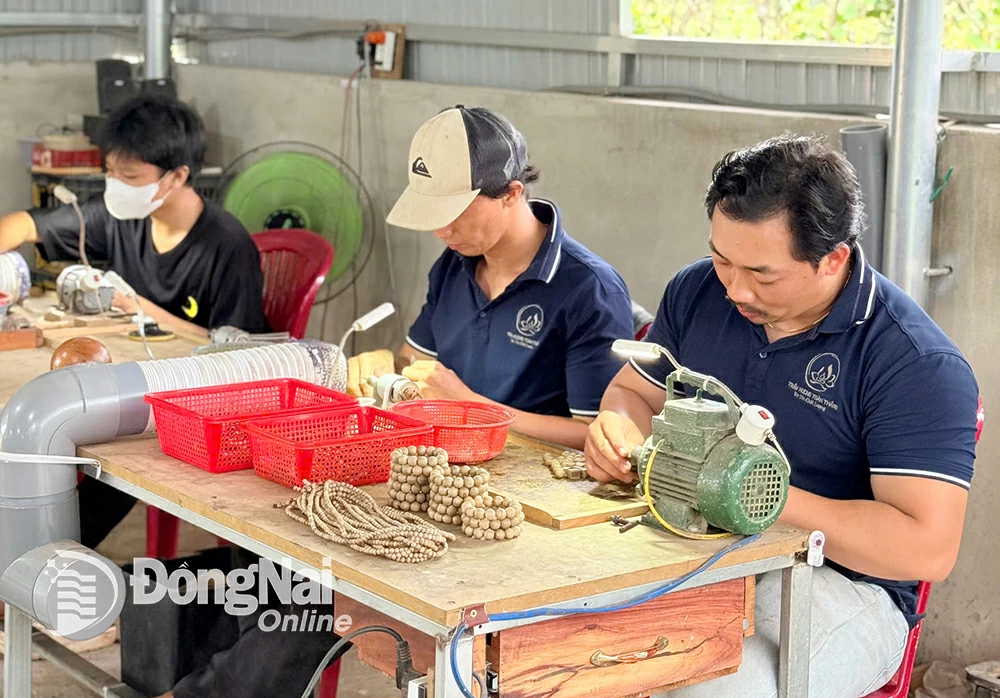 ផលិត​ផល​នៅ​រោងចក្រ​ផលិត​ឈើ​ក្រញូង Toan Thang (ឃុំ Bau Tram, Long Khanh)។