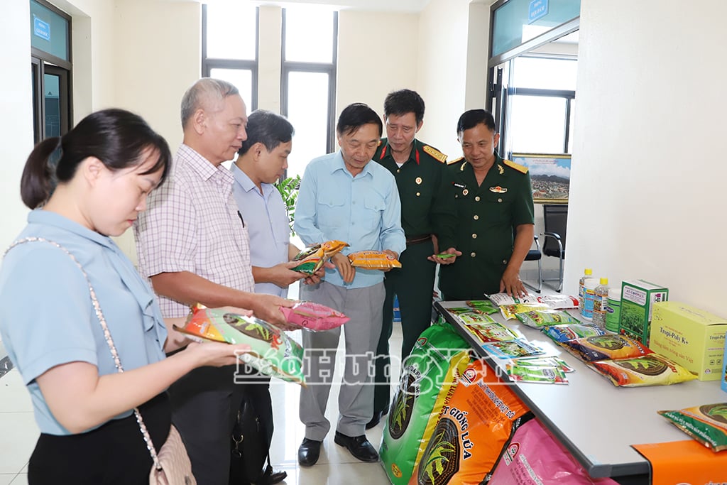 Các đại biểu xem các sản phẩm của công ty bên lề hội thảo