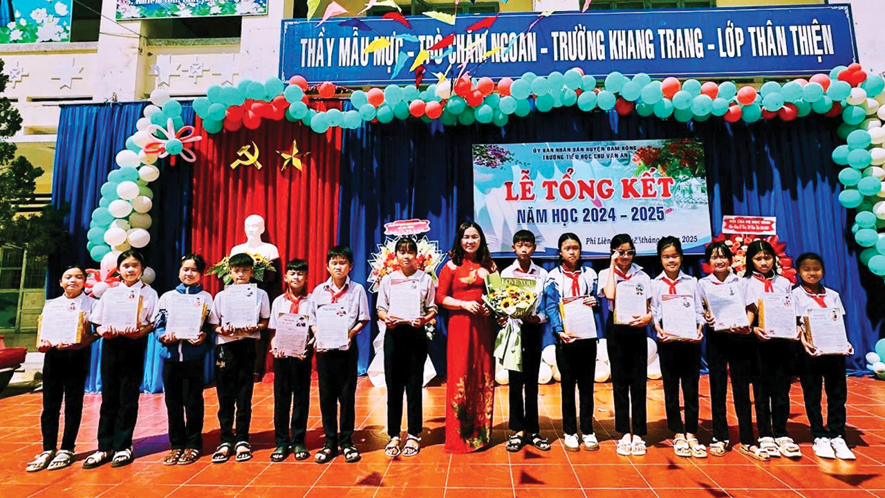 Principal Thieu Thi Thu - Chu Van An Primary School (Dam Rong) sent a letter of praise to 14 excellent students and thanked their parents.